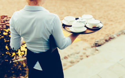 Une serveuse en hôtellerie-restauration recrutée pour la saison d’été.